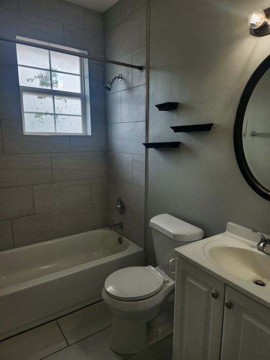 Building Photo - Spacious Upstairs Duplex With Private Entry