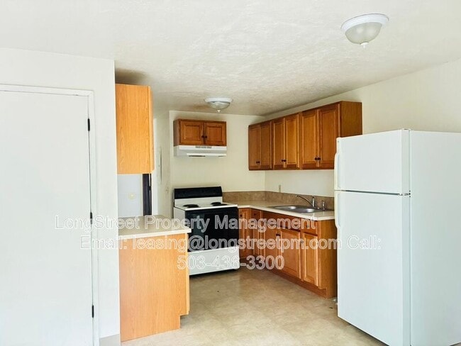 Building Photo - 933 NW Sequoia Ave