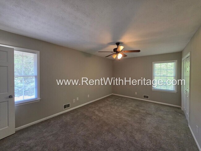 Building Photo - 7016 Skyline Dr