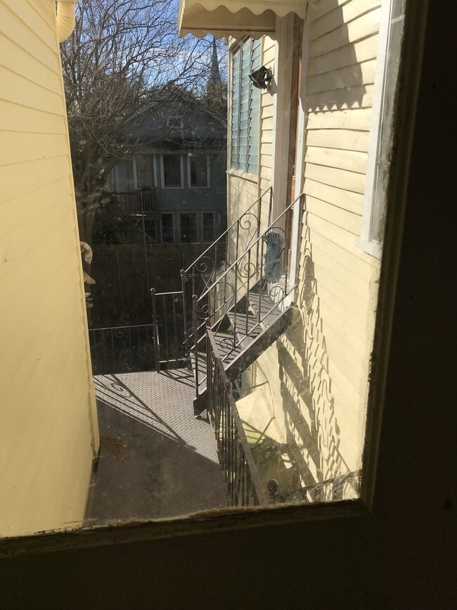 Building Photo - Cozy 1BD/1BA Steps to the St. Charles Stre...