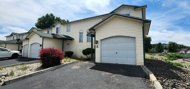 Building Photo - 1330 S Skyline Dr