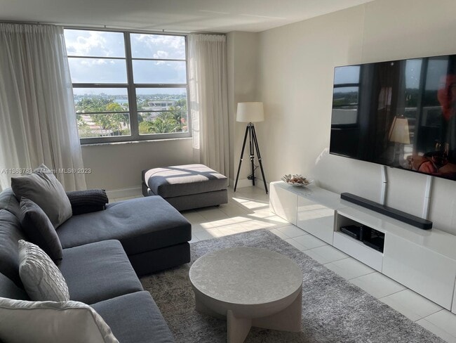 Building Photo - 10000 W Bay Harbor Dr