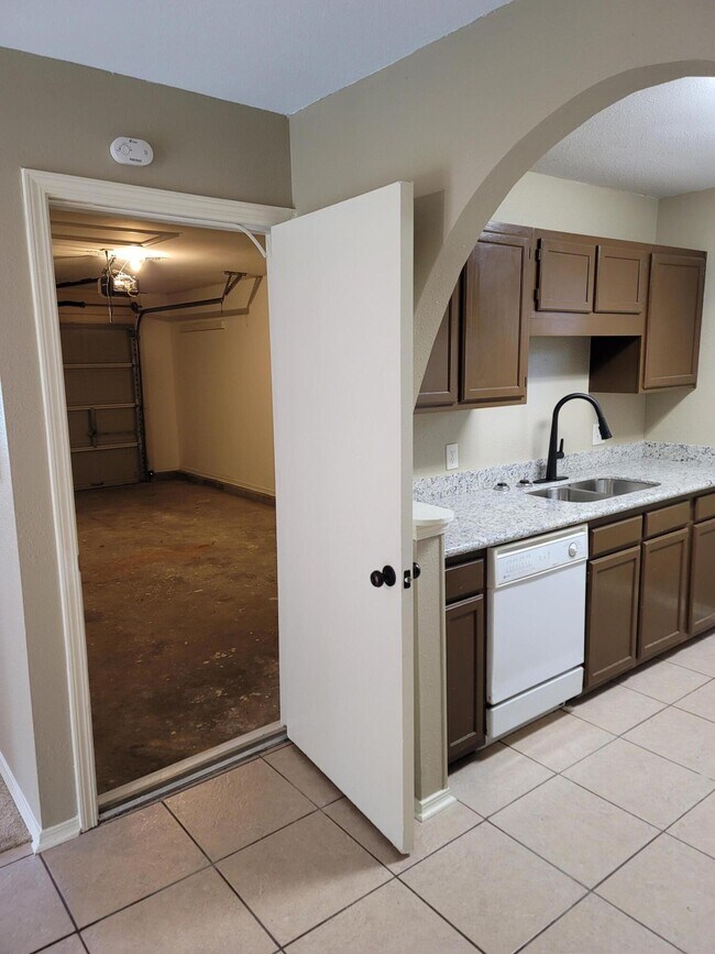 Building Photo - 4554 Northpointe Pl