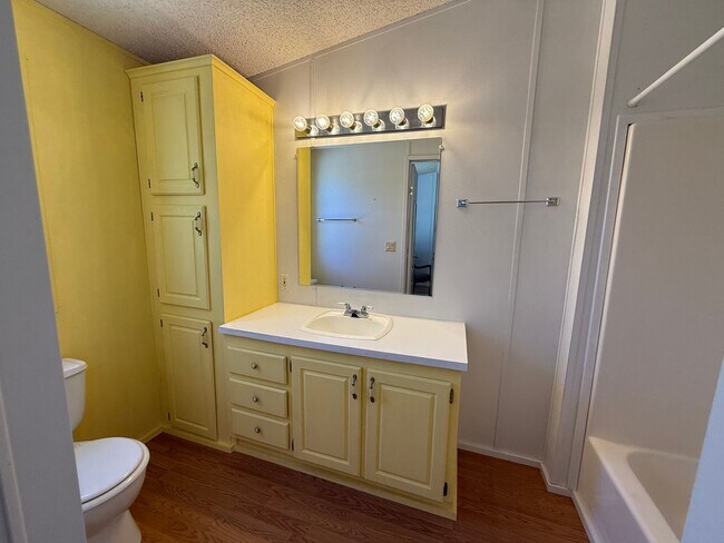 Building Photo - 2 Bedroom 2 Bath Contact Property Pros 928-634-7710