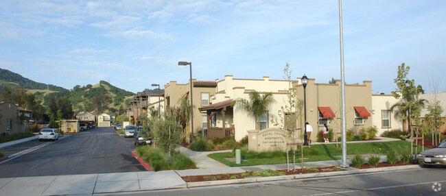 Building Photo - Royal Court Apartments