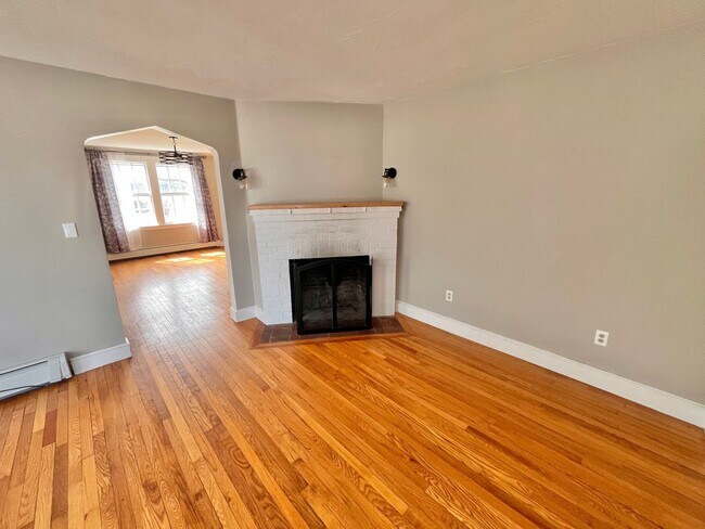 Building Photo - 1430 Woodbury Ave
