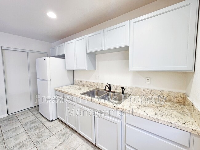 Building Photo - 670 Bourbon St