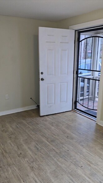 Building Photo - 614 Fairview Ave