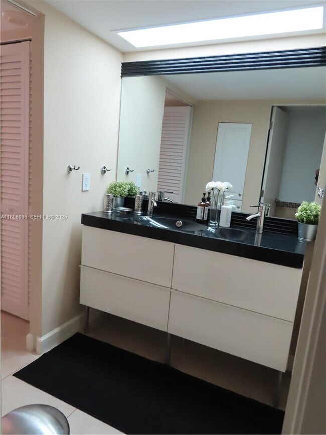 Building Photo - 5701 Collins Ave