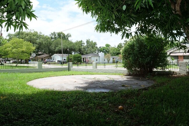 Building Photo - 3 bedroom 2 bath, corner lot