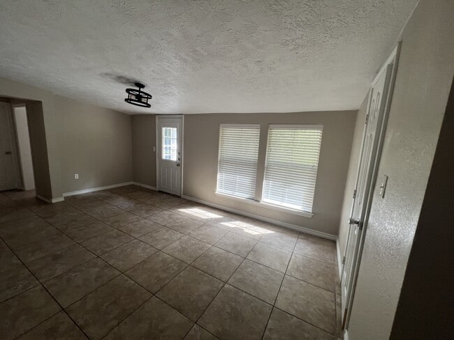 Building Photo - 605 Highlands St