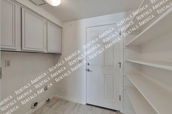 Building Photo - 10698 N Thunder Hill Pl