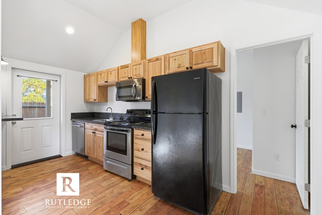 Building Photo - Cozy 2 Bedroom, 1 Bath in the Heart of Medford