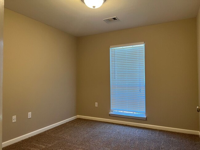 Building Photo - 321 Autumn Dr