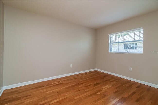 Building Photo - 804 Greenbriar Dr