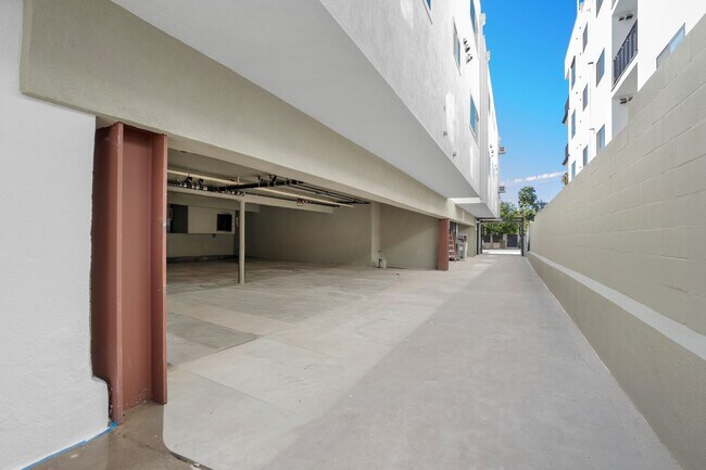 Building Photo - 1422 Tamarind Ave