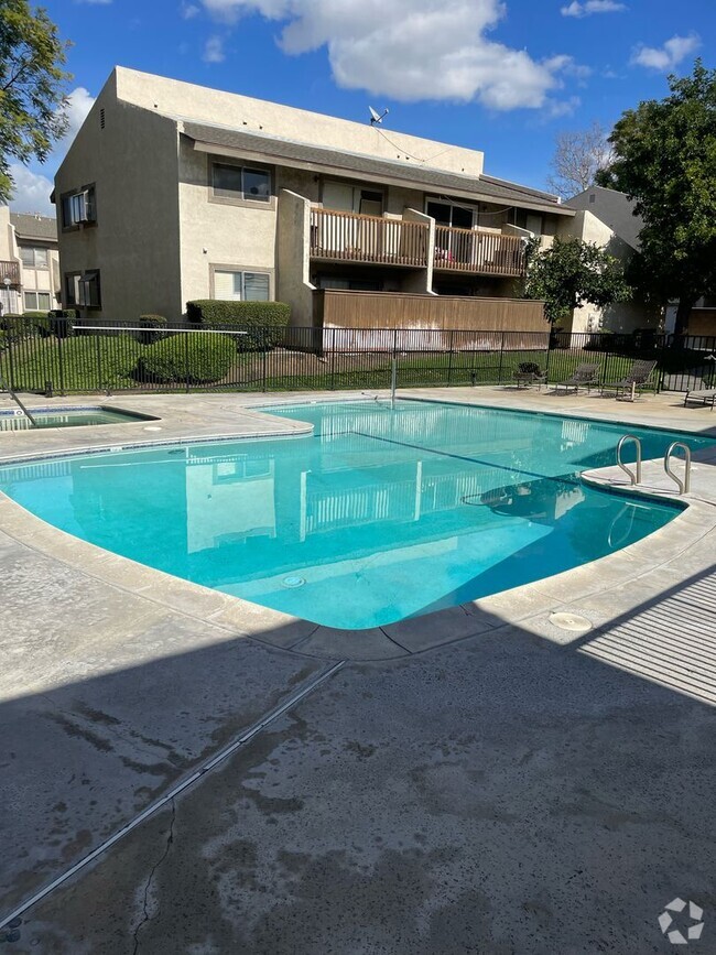 Building Photo - Beautiful 2 Bed / 2 Bath  Upstairs Condo I...