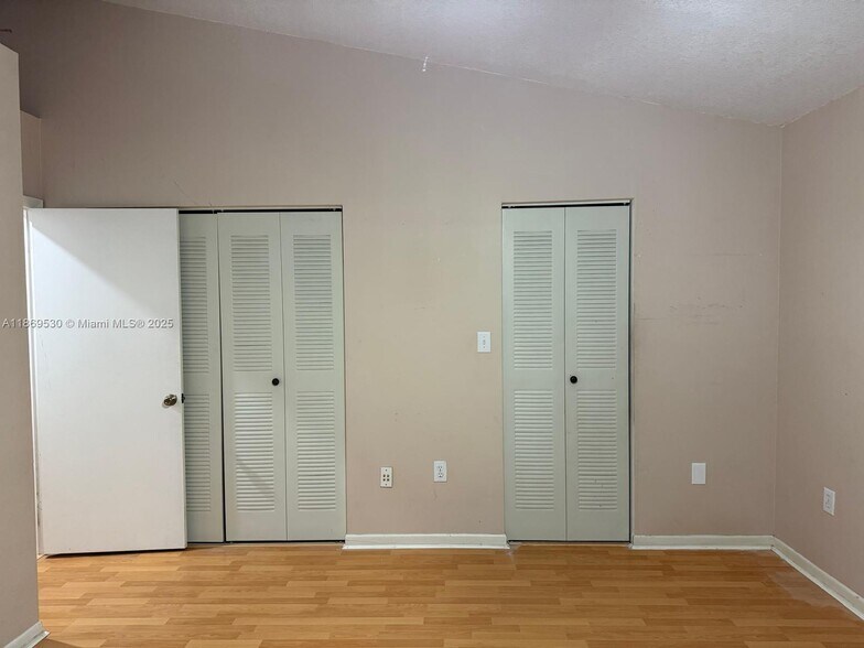 Building Photo - 305 NW 109th Ave