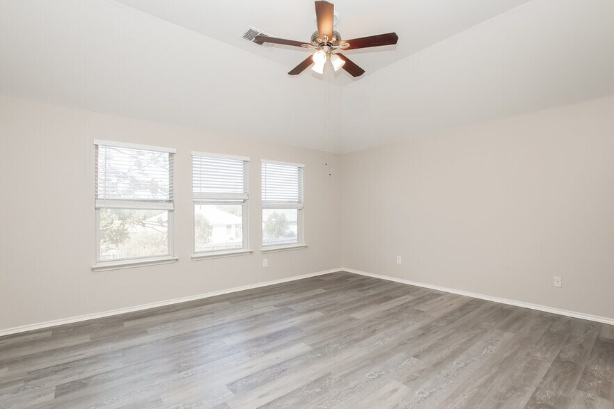 Building Photo - 121 Castle Dr