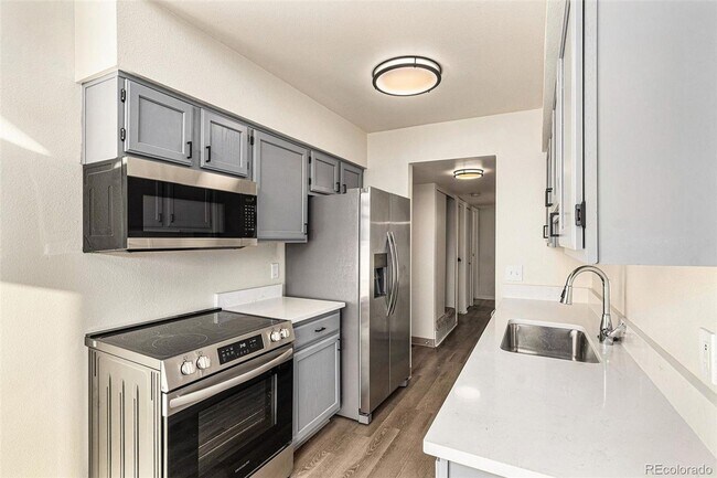 Building Photo - 2 bed, 1 bath, ~1000 square feet, Complete...