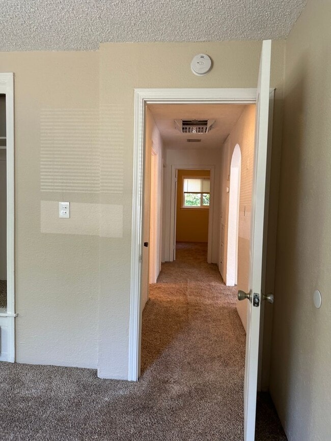 Building Photo - Well maintained home, recent upgrades, cut...