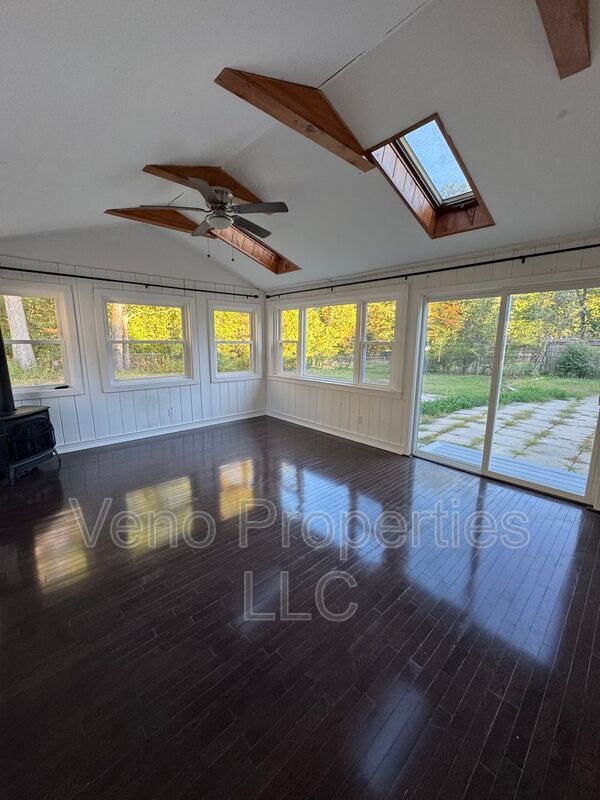 Building Photo - 72 Hathorn Blvd