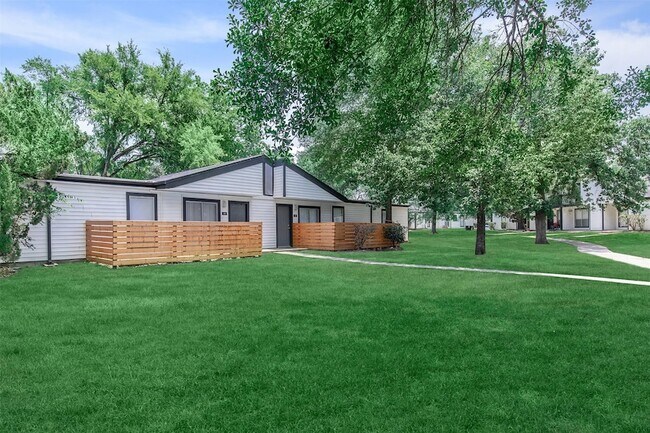 Building Photo - 18001 Cypress Trace Rd