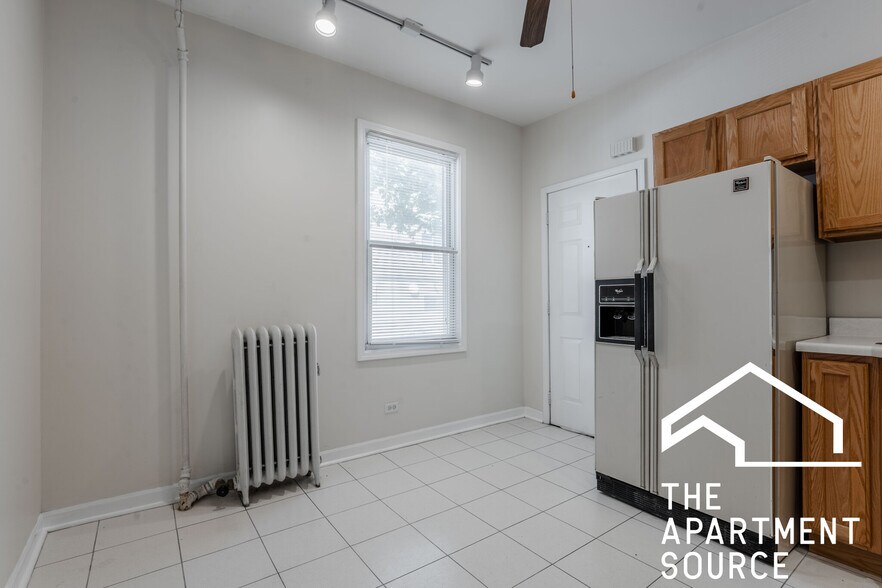 Building Photo - 2424 N Greenview Ave