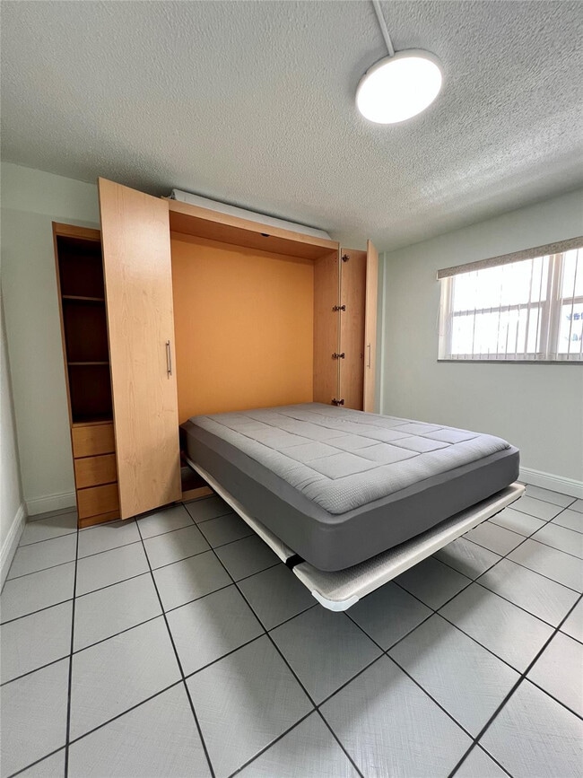 Building Photo - 400 Golden Isles Dr