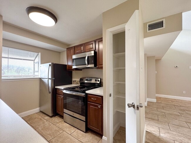 Building Photo - 3843