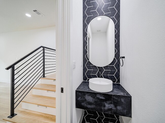 Building Photo - 2916 Hawthorne Ave