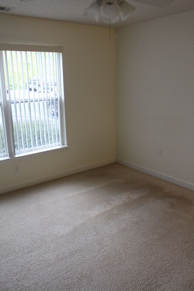 Building Photo - 611 Harts Cove Way