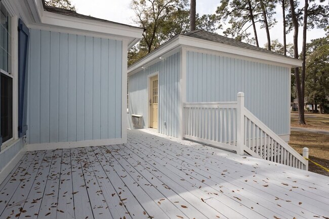 Building Photo - 152 Avenue of Oaks