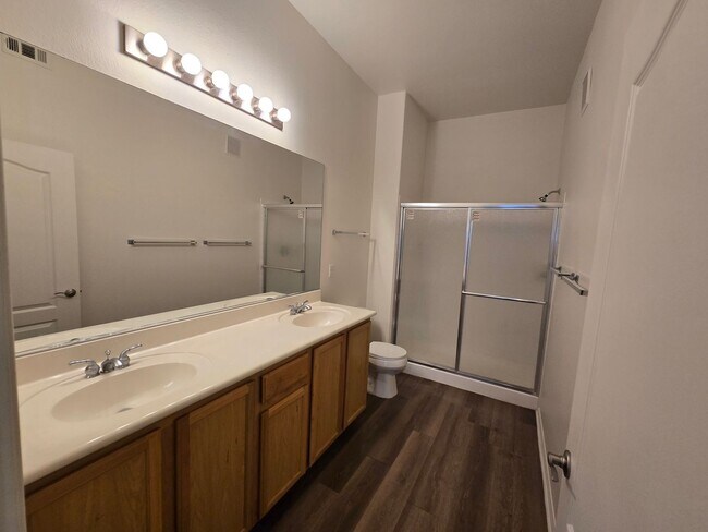 Building Photo - Spacious 3 bedroom 2 bath upgraded condo