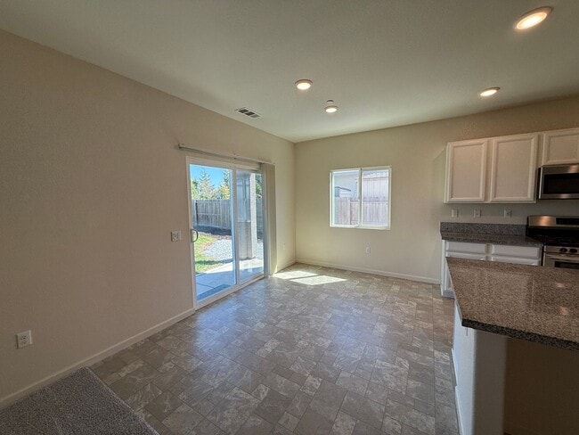 Building Photo - Single story home in with large backyard!