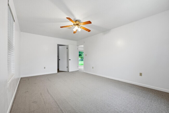 Building Photo - 1416 Palm Blvd S