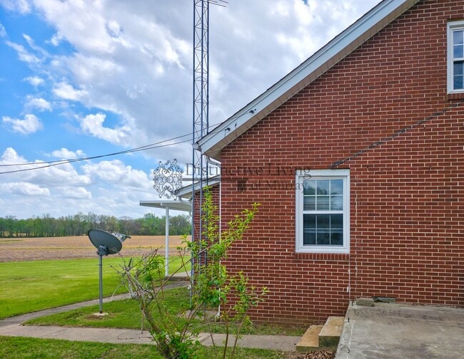 Building Photo - Attention Front Porch Sittin' Lovers- 2 bed 1 bath house in the country in Hazel