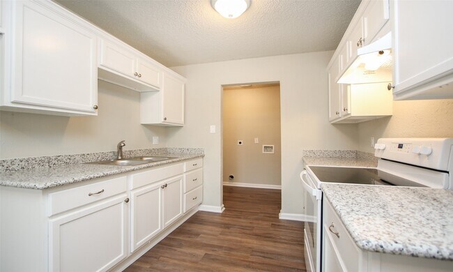 Building Photo - 6110 Glen Lee Dr