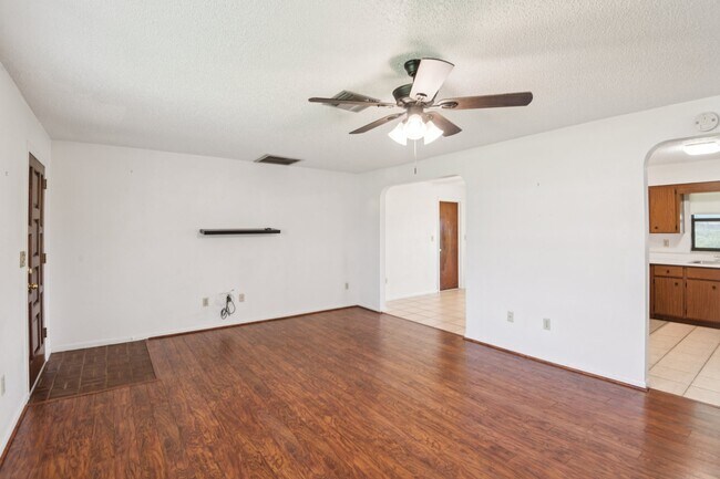 Building Photo - 4704 Queen Palm Dr