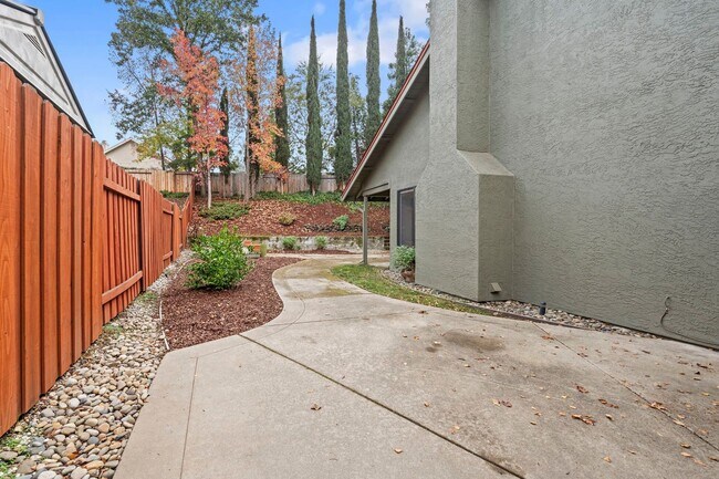 Building Photo - Single-Story El Dorado Hills Home with Vau...