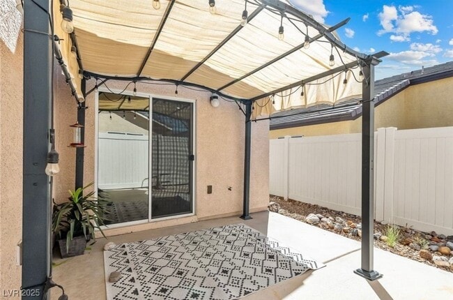 Building Photo - GORGEOUS 3 BEDROOM 2 BATH HOME