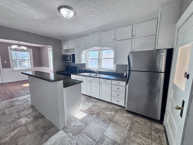 Building Photo - Spacious 3 Bed Home with Enclosed Porch & Detached Garage