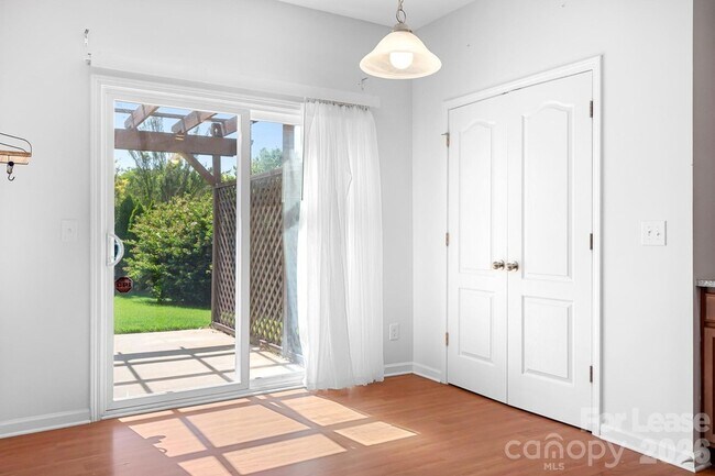 Building Photo - 2059 Blue Iris Dr