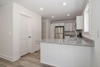 Building Photo - Lux Three Bedroom Townhouse in Sherrills Ford