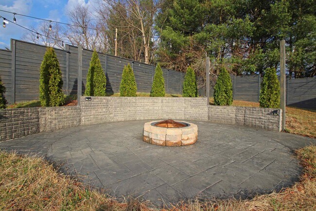 Building Photo - 3205 Oak Ridge Rd