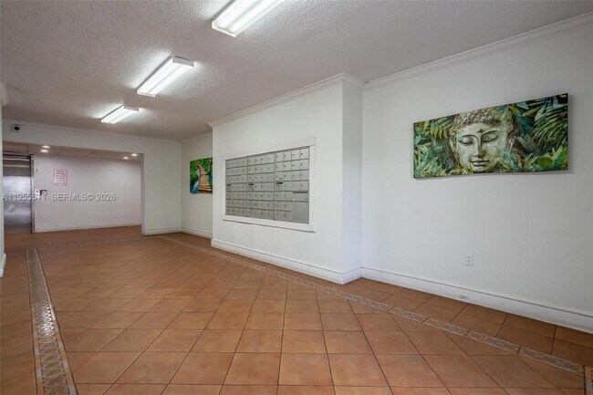 Building Photo - 711 N Pine Island Rd