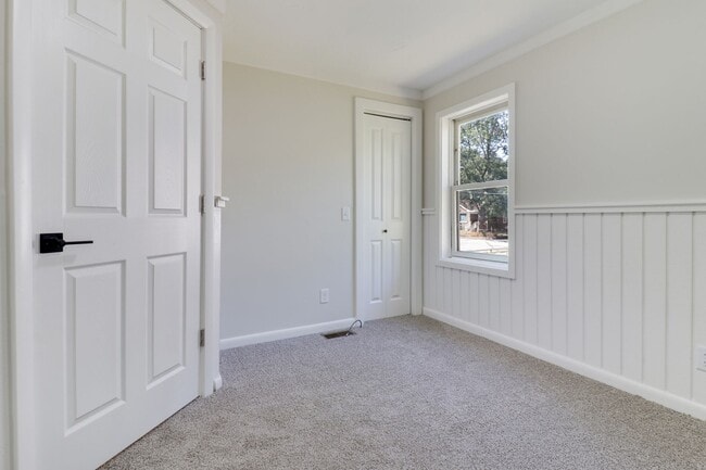 Building Photo - Renovated 2 Bedroom Home!