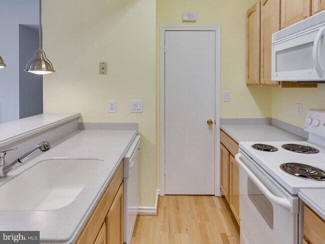 Building Photo - 3906 Penderview Dr