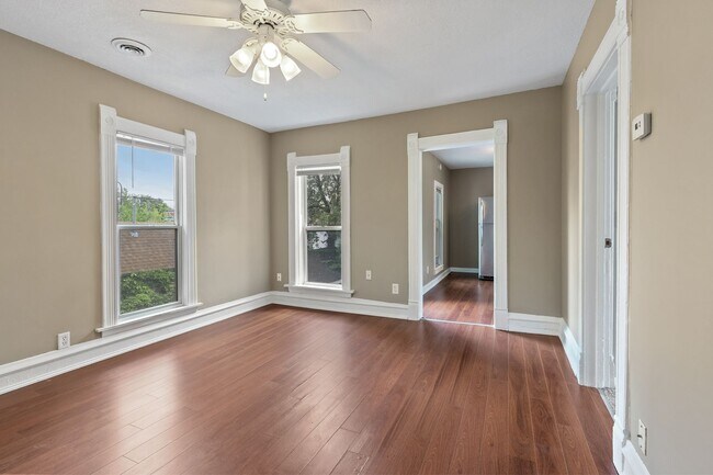 Building Photo - 3BR/1Bath + Office Area Available Sept 12t...