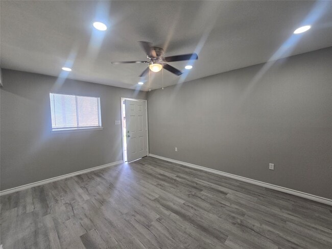 Building Photo - 911 Avenue K